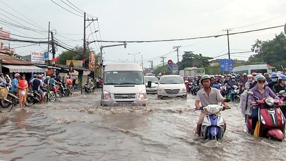 Torrential rain causes flooding in Ho Chi Minh City