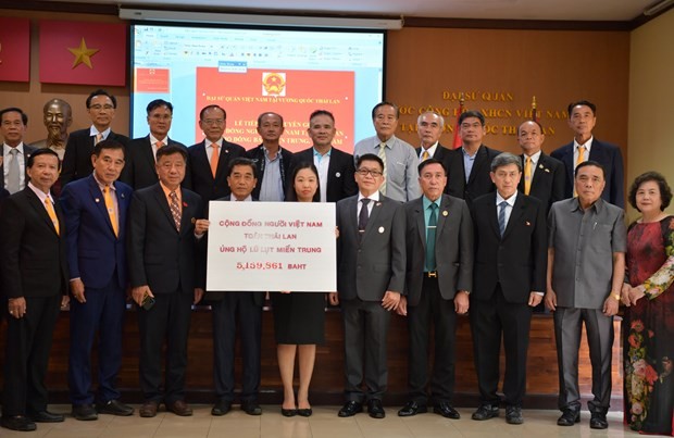 The Vietnamese Embassy in Thailand receives the aid from Vietnamese people in the country on November 1 (Photo: VNA)