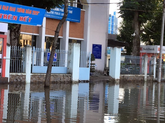  Can Tho city looks like river due to high tide