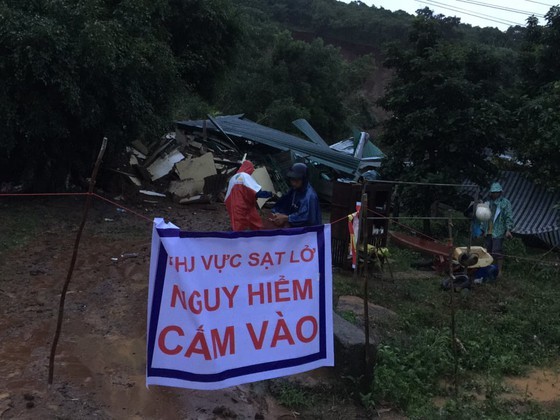 A landslide occurs in Chu Quang Mountain in Hoa Phong Commune, Krong Bong District, the Central Highlands province of Dak Lak