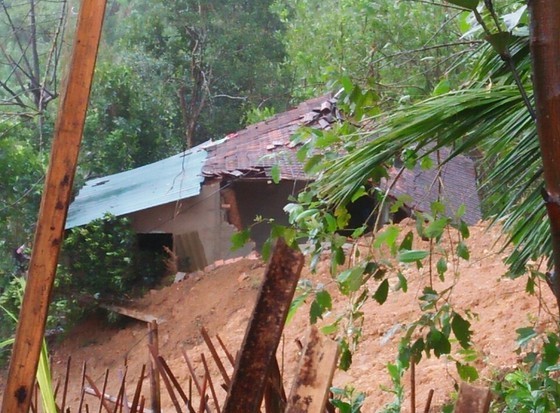 Landslides hit Quang Ngai, isolating 400 households ảnh 1 Landslides hit Quang Ngai, isolating 400 households ảnh 1