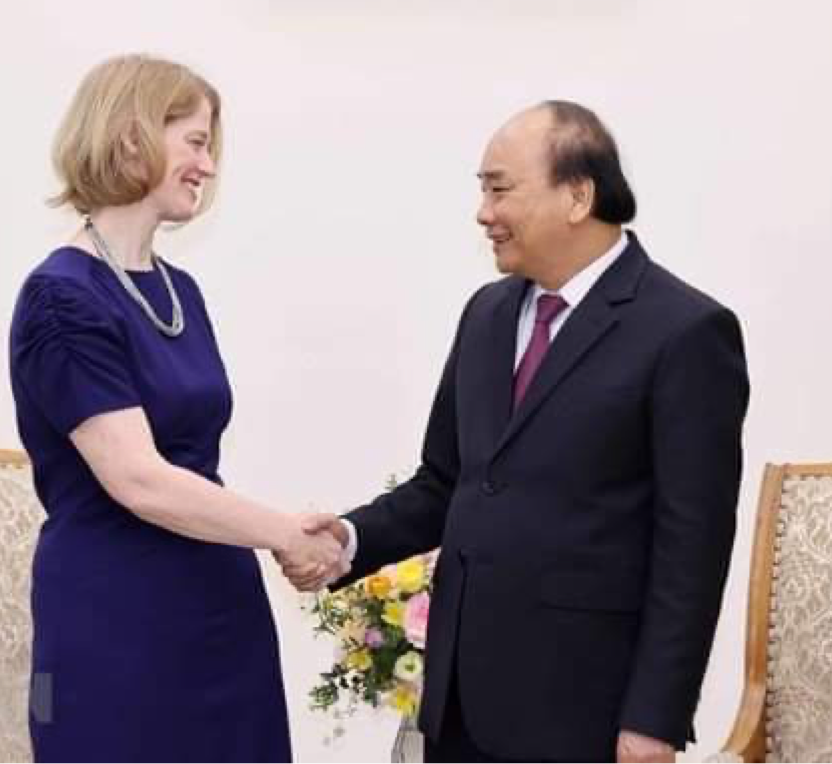 Prime Minister Nguyen Xuan Phuc (R) and New Zealand Ambassador to Vietnam Wendy Matthews (Photo: VNA)