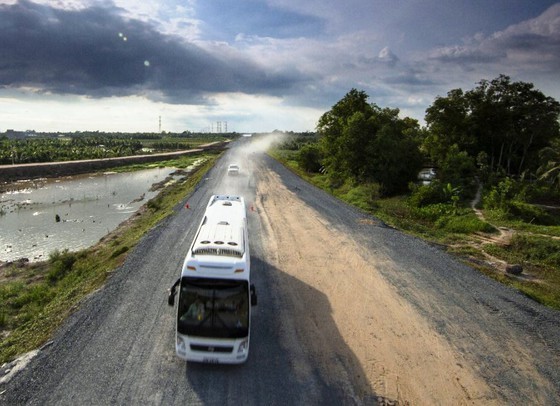 Buses under 16 seats and trucks weighing less than 2.5 tons will be allowed to operate on one side of My Thuan-Trung Luong expressway