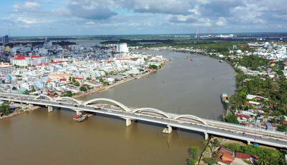 Vehicles are allowed to travel through Quang Trung Bridge