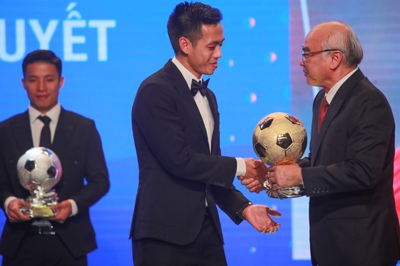 Head of the Propaganda and Training Board Mr. Phan Nguyen Nhu Khue hands over golden ball to Nguyen Van Quyet 