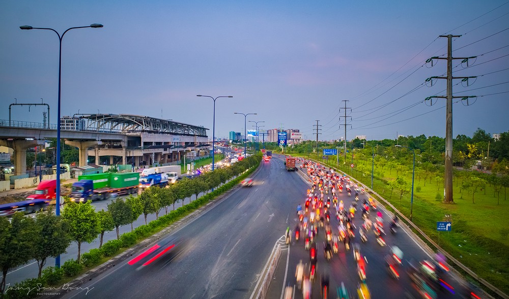 The Metro Line No.1 along with Hanoi Highway