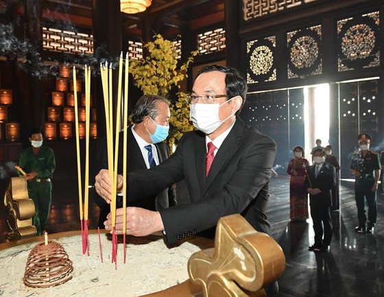 Senior leaders offer incenses at Sai Gon-Cho Lon-Gia Dinh Revolution Complex ảnh 1 Senior leaders offer incenses at Sai Gon-Cho Lon-Gia Dinh Revolution Complex ảnh 1