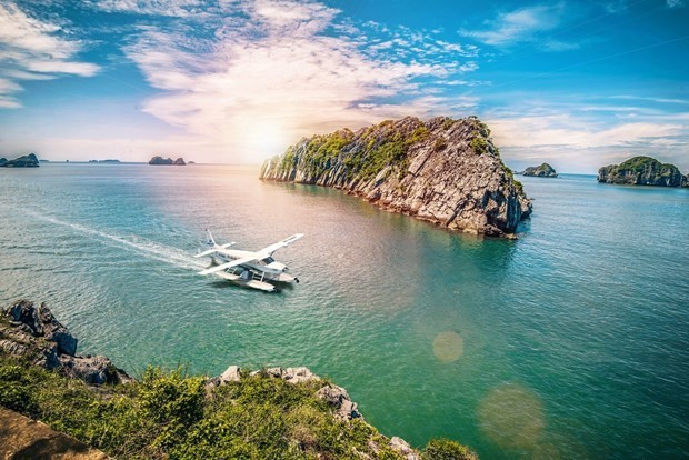 Exploring Ha Long Bay by hydroplane (Photo: VNA)