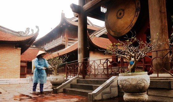 The Special National Relic of Van Mieu – Quoc Tu Giam performs disinfection before receiving visitors. 