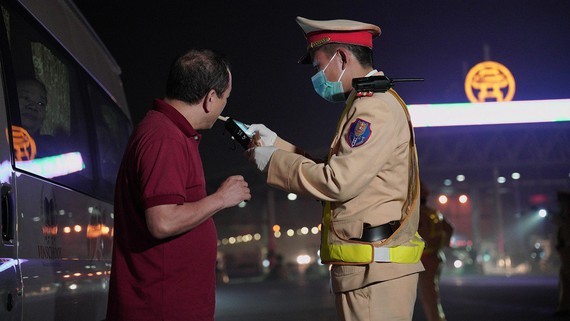 Police officer tests blood alcohol level of a driver