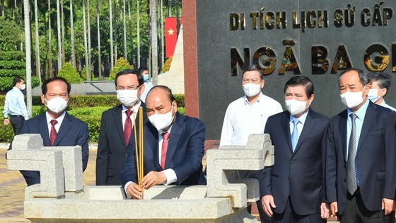 President Nguyen Xuan Phuc visits historical sites in HCMC ảnh 2 President Nguyen Xuan Phuc visits historical sites in HCMC ảnh 2