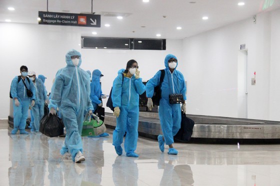 First flight carries 197 returners from Ho Chi Minh City to Binh Dinh ảnh 2 First flight carries 197 returners from Ho Chi Minh City to Binh Dinh ảnh 2