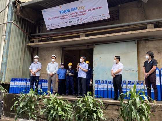 Deputy PM visits oxygen filling station, recovered patients in Thu Duc ảnh 1