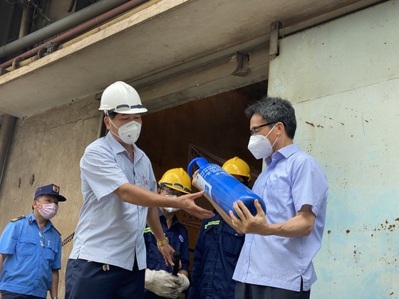 Deputy PM visits oxygen filling station, recovered patients in Thu Duc ảnh 3