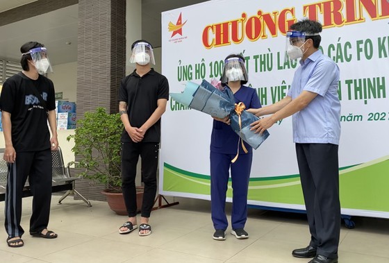 Deputy PM visits oxygen filling station, recovered patients in Thu Duc ảnh 4