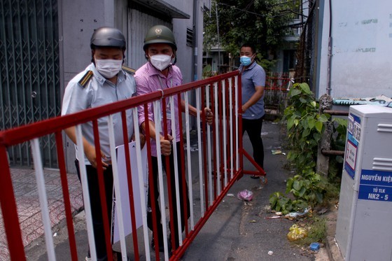 HCMC removes barriers on numerous roads, alleys ảnh 5 HCMC removes barriers on numerous roads, alleys ảnh 5