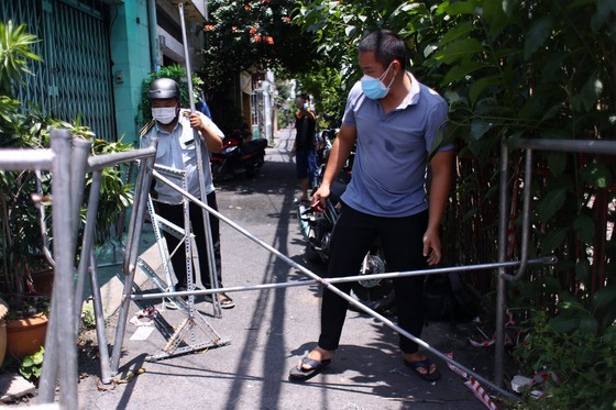 HCMC removes barriers on numerous roads, alleys ảnh 4 HCMC removes barriers on numerous roads, alleys ảnh 4
