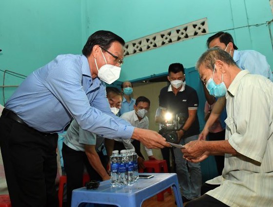 City leaders pay visits to elderly people on Int’l Day of Older People ảnh 2