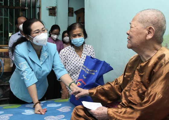 City leaders visit, present gifts to elderly people ảnh 2 City leaders visit, present gifts to elderly people ảnh 2