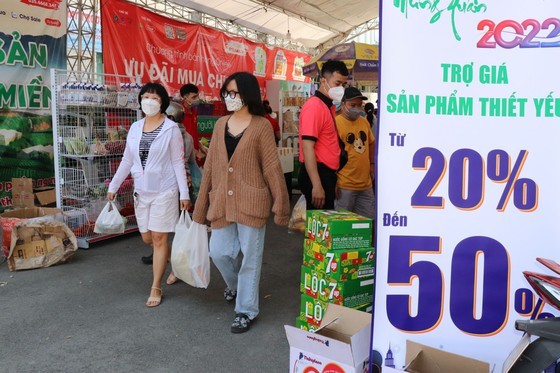 Thousands of employees given free vouchers for Tet shopping ảnh 1 Thousands of employees given free vouchers for Tet shopping ảnh 1