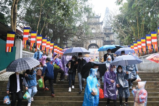 Nearly 4,000 visitors flock to Huong Pagoda under chilly rains ảnh 4 Nearly 4,000 visitors flock to Huong Pagoda under chilly rains ảnh 4