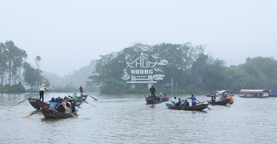 Nearly 4,000 visitors flock to Huong Pagoda under chilly rains ảnh 1 Nearly 4,000 visitors flock to Huong Pagoda under chilly rains ảnh 1