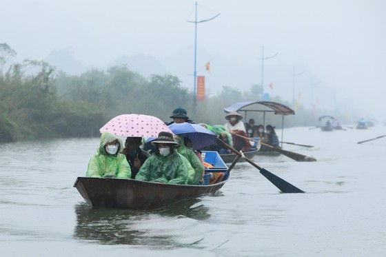 Nearly 4,000 visitors flock to Huong Pagoda under chilly rains ảnh 2 Nearly 4,000 visitors flock to Huong Pagoda under chilly rains ảnh 2