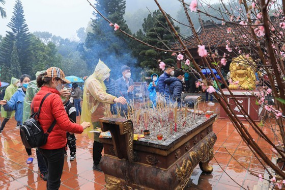 Nearly 4,000 visitors flock to Huong Pagoda under chilly rains ảnh 3 Nearly 4,000 visitors flock to Huong Pagoda under chilly rains ảnh 3