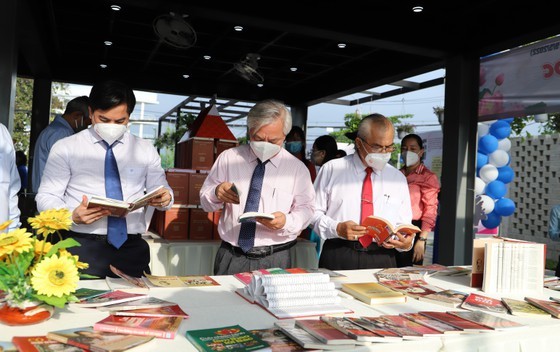 Party members in city districts presented Party badges ảnh 7