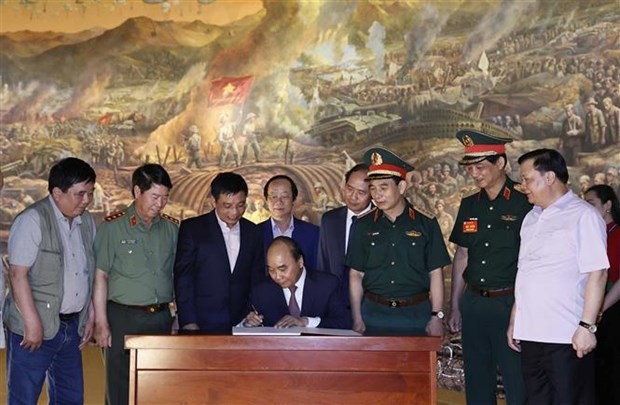 President pays tribute to Dien Bien Phu soldiers ảnh 3 President pays tribute to Dien Bien Phu soldiers ảnh 3