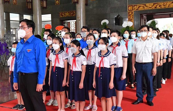 Funeral ceremony for Ngo Thi Hue, wife of late General Secretary Nguyen Van Linh ảnh 8 Funeral ceremony for Ngo Thi Hue, wife of late General Secretary Nguyen Van Linh ảnh 8