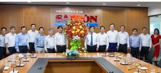 Central propaganda leader visits SGGP Newspaper on Press Day ảnh 4 Central propaganda leader visits SGGP Newspaper on Press Day ảnh 4