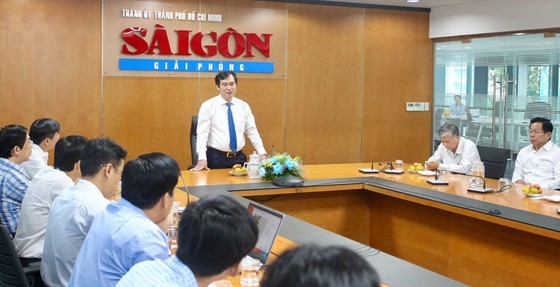 Central propaganda leader visits SGGP Newspaper on Press Day ảnh 3 Central propaganda leader visits SGGP Newspaper on Press Day ảnh 3