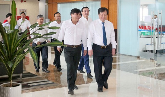 Central propaganda leader visits SGGP Newspaper on Press Day ảnh 1 Central propaganda leader visits SGGP Newspaper on Press Day ảnh 1