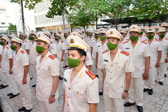 100 formally trained policemen reinforce commune-level police in HCMC ảnh 1 100 formally trained policemen reinforce commune-level police in HCMC ảnh 1