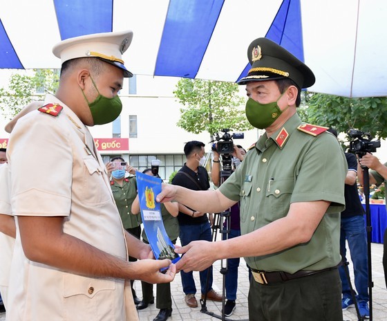 100 formally trained policemen reinforce commune-level police in HCMC ảnh 2 100 formally trained policemen reinforce commune-level police in HCMC ảnh 2