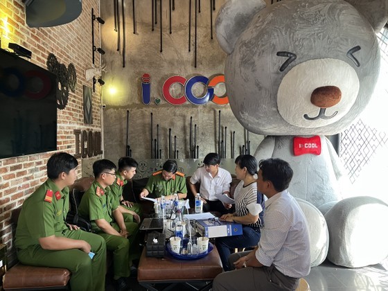 City's police perform fire safety inspections at karaoke bars, clubs ảnh 3 City's police perform fire safety inspections at karaoke bars, clubs ảnh 3