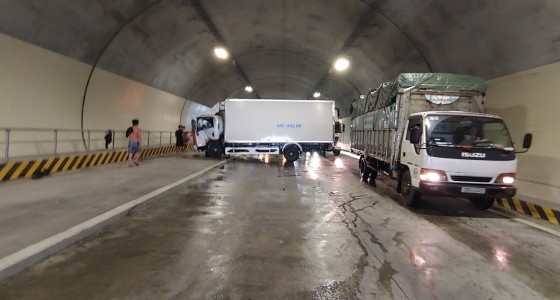 Da Nang- Quang Ngai expressway congested as truck tire explodes ảnh 1 Da Nang- Quang Ngai expressway congested as truck tire explodes ảnh 1