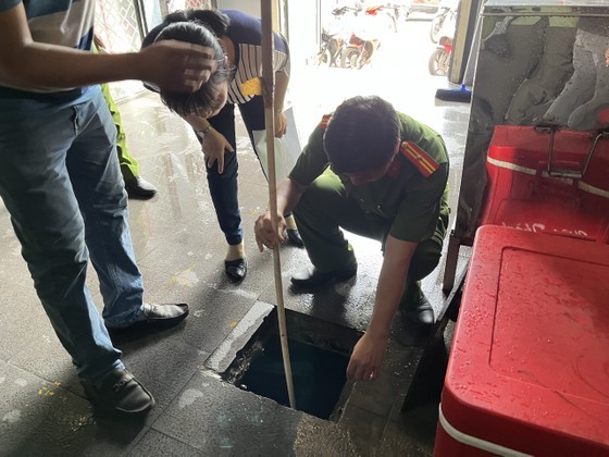 City's police perform fire safety inspections at karaoke bars, clubs ảnh 4 City's police perform fire safety inspections at karaoke bars, clubs ảnh 4