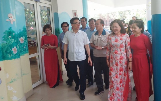 Deputy PM Vu Duc Dam visits schools, hospital in Dong Nai Province ảnh 1 Deputy PM Vu Duc Dam visits schools, hospital in Dong Nai Province ảnh 1