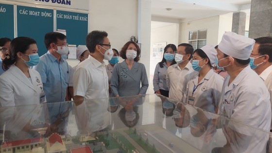 Deputy PM Vu Duc Dam visits schools, hospital in Dong Nai Province ảnh 3 Deputy PM Vu Duc Dam visits schools, hospital in Dong Nai Province ảnh 3
