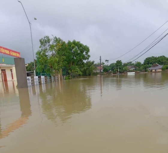Parts of Ha Tinh Province submerged, isolated due to intense rains ảnh 5 Parts of Ha Tinh Province submerged, isolated due to intense rains ảnh 5