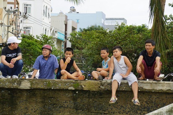 Locals rush to catch fish after storm Noru in Da Nang  ảnh 3