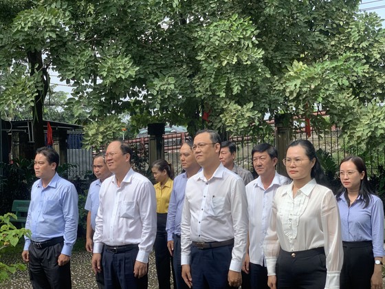 City delegation offers incense at historical site in Hoc Mon District ảnh 3 City delegation offers incense at historical site in Hoc Mon District ảnh 3