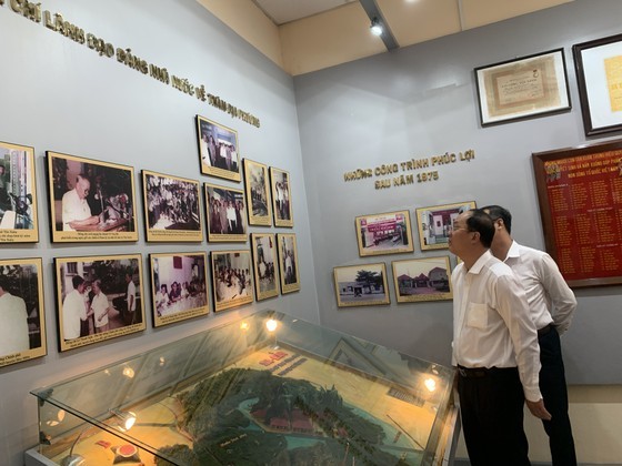City delegation offers incense at historical site in Hoc Mon District ảnh 4 City delegation offers incense at historical site in Hoc Mon District ảnh 4