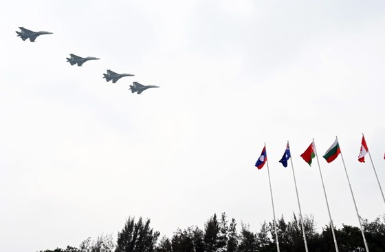 Vietnamese air forces, commandoes perform at Vietnam International Defense Expo  ảnh 10