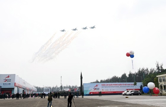 Vietnamese air forces, commandoes perform at Vietnam International Defense Expo  ảnh 11