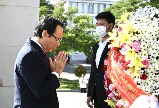 In the official visit to the Kingdom of Cambodia, on the morning of December 18, the high-ranking delegation led by Secretary of the Ho Chi Minh City Party Committee Nguyen Van Nen came to the statue of late King Norodom Sihanouk in Phnom Penh to offer flowers. (Photo: Van Minh)
