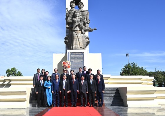 This work expresses tribute to Vietnamese voluntary soldiers who undertook multiple tasks to help Cambodia. (Photo: Van Minh)