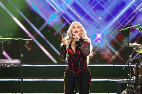 American singer Christina Aguilera has a performance at the award ceremony (Photo: SGGP)